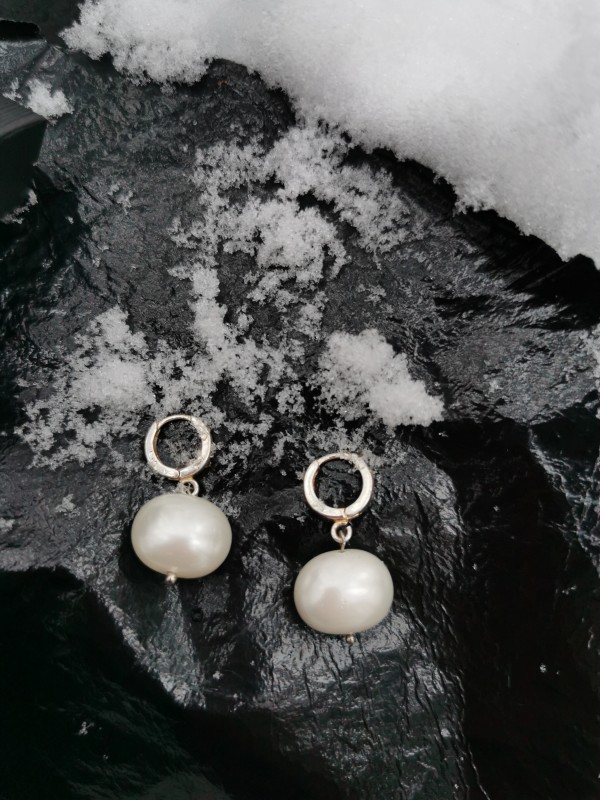 Sidabriniai hoops auskarai su stambiais perlais "Mėnuliai ausyse"