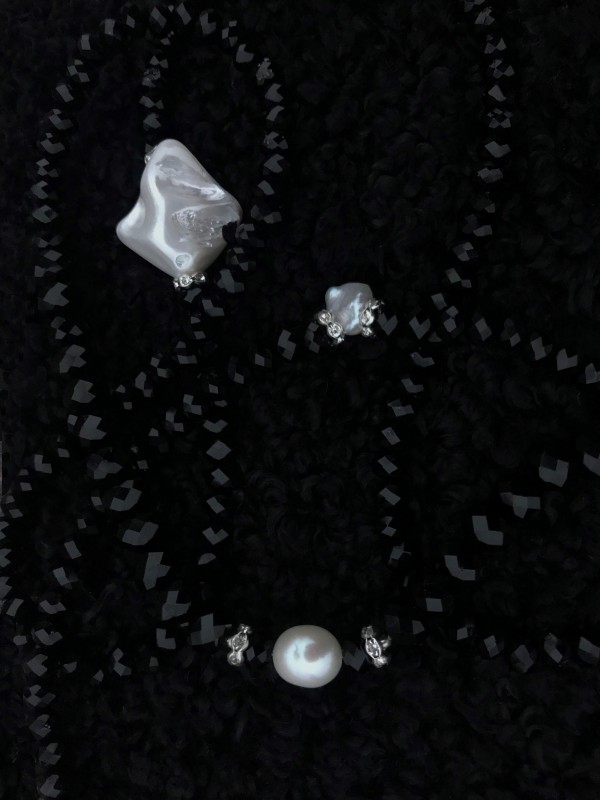 Juodas čekiško stiklo ir perlų vėrinys "Black & white"